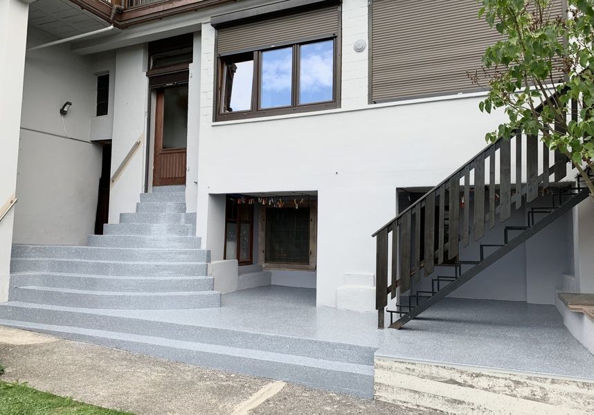 Entrée de maison · terrasse béton — après
