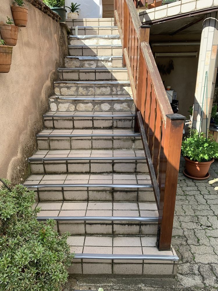 Escalier carrelé · habillage intégral — avant