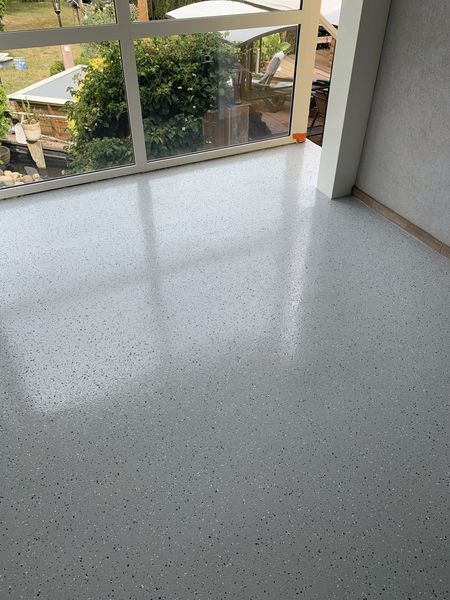 Finition professionnelle de sol en résine — surface pailletée brillante